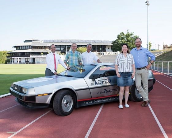 Person im Ahorn Sportpark vor einem Auto