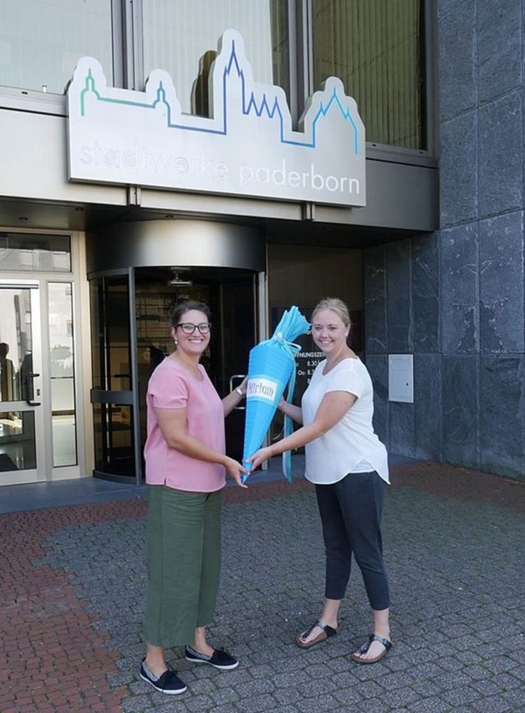 Zwei Damen vor dem Eingang der Stadtwerke Paderborn mit einer Schultüte