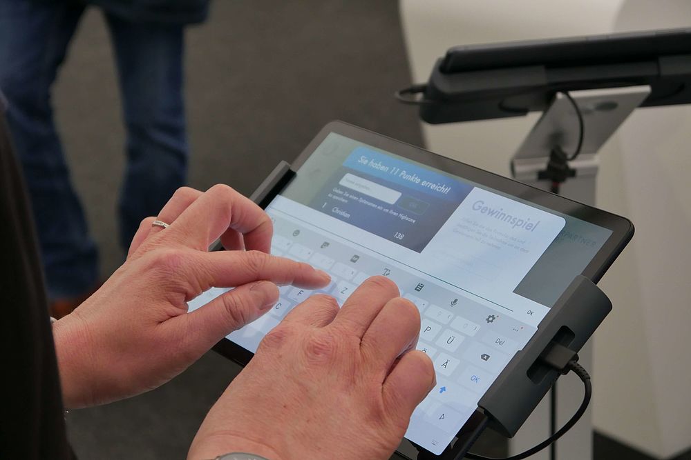 Finger tippend auf einem Tablet